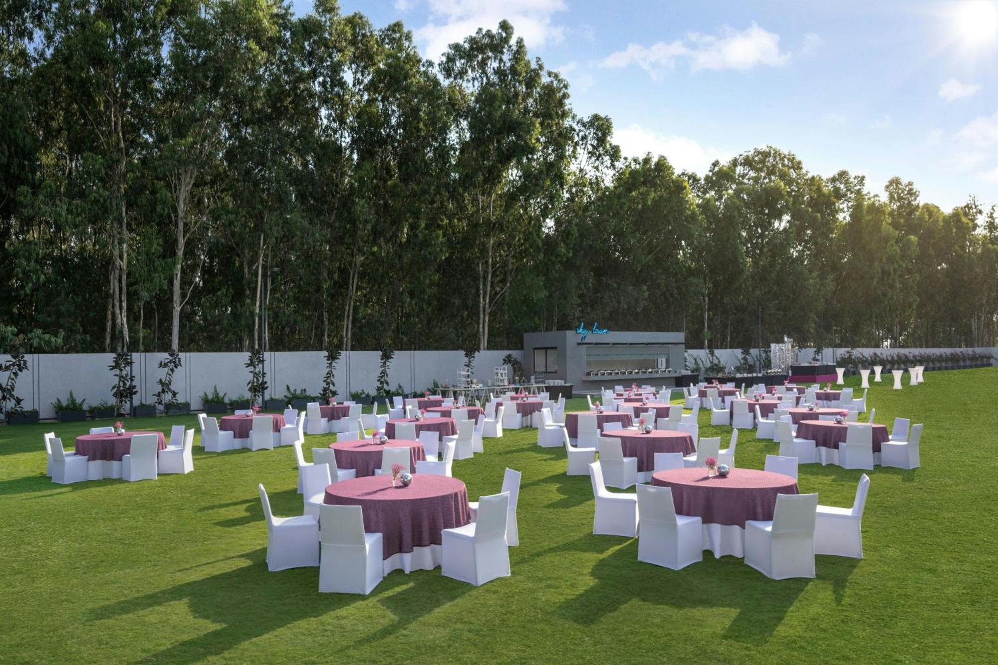 Moxy Bengaluru Airport Prestige Tech Cloud Devanahalli Exterior foto